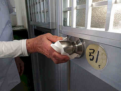 手が触れるところの殺菌消毒