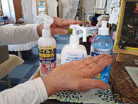 トレーナーのマスク着用、施術毎の手指消毒